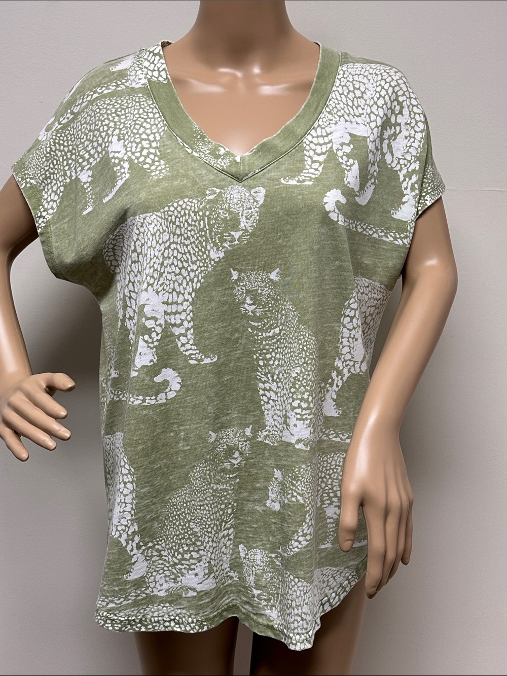 Jane & Delaney Olive Green Leopard Print V-Neck Shirt Sleeve Top M